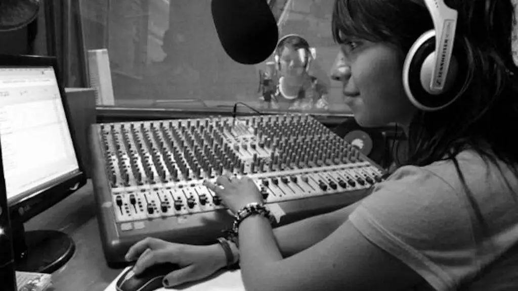 radio en América Latina, novelas radiales, radio comunitaria, música, identidad cultural, transmisión en línea, cambio social.