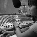 radio en América Latina, novelas radiales, radio comunitaria, música, identidad cultural, transmisión en línea, cambio social.